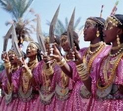 forafricans:  Muslim girls from the Sultanate of Tadjoura, dress up in traditional attire and display the curved daggers of their men. Tadjoura, Djibouti. ©Nigel Pavitt