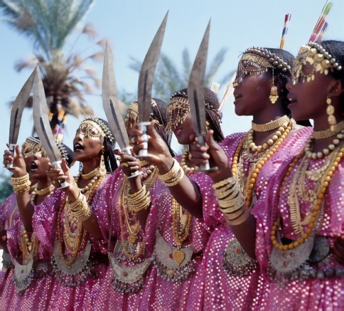 forafricans:Muslim girls from the Sultanate of Tadjoura, dress up in traditional attire and display 