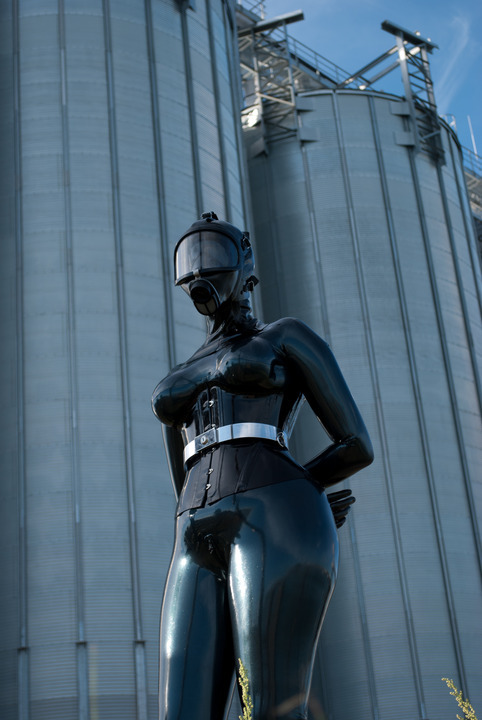 latexewu60: gummifickbitch:   Kleiner Spaziergang im kompletten Gummioutfit. Short walk in complete rubber outfit.   Sehr schön geil und Sexy Latex  