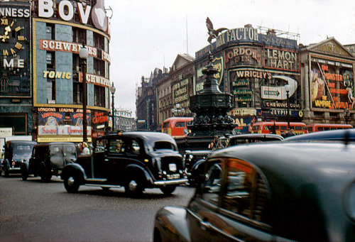alannahmoore16:  1950s: Colour photographs of Piccadilly Circus 