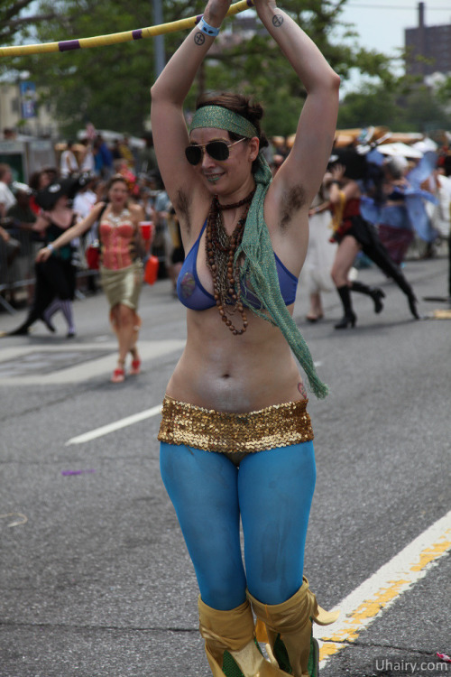 hairy underarms