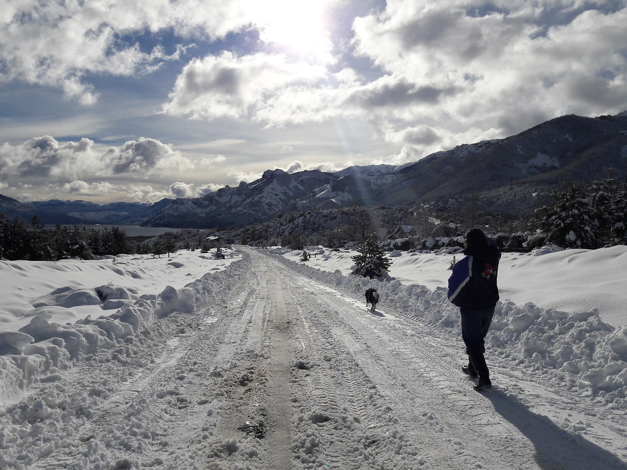 NEVADAS. Imágenes de Villa Meliquina en la provincia de Neuquén, donde se registraron fuertes nevadas en las últimas 48 horas alcanzando los 70 centímetros.Muchos parajes y pueblos quedaron aislados, con suministro eléctrico restringido, rutas...