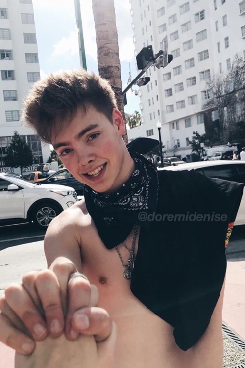 youngbloodseavey: isn’t it amazinghow almost every linein our hands align