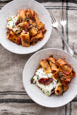 do-not-touch-my-food:  Sun-Dried Tomato and Spinach Pasta Bake 