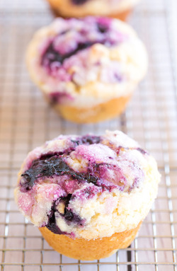 foodffs:  BERRYLICIOUS BLUEBERRY MUFFINSReally