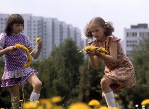 sovietpostcards:  Girls making dandelion