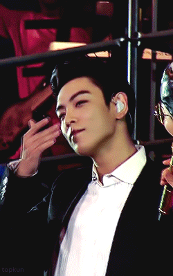 topkun:   Being all cocky after taking his sunglasses off by fan’s request ▻