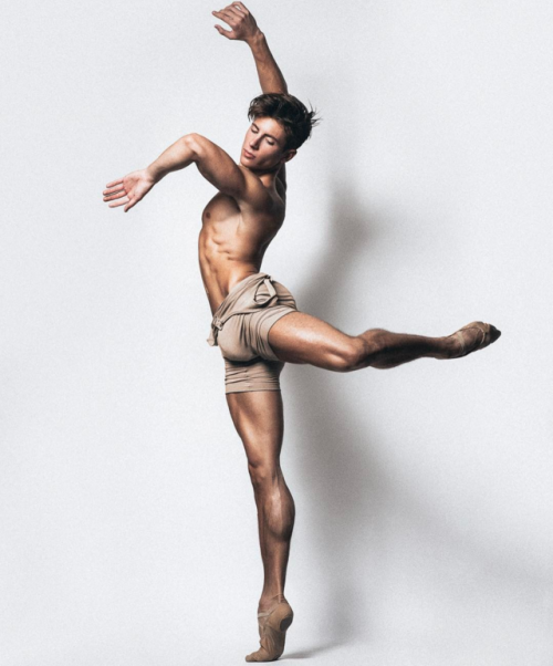 artoffreddieniem-blog: 【“Billy Elliot”长大了真成为芭蕾舞家】 #同志CP故事# #love wins#  由电影《跳出我天地 （Billy