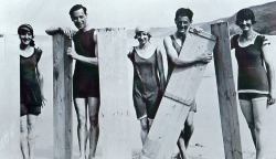 Cinq surfeurs en 1922. Perranporth 1922 with