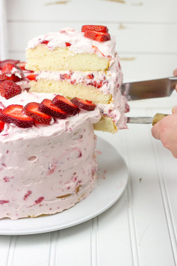 verticalfood:  Fresh Strawberry Cake 