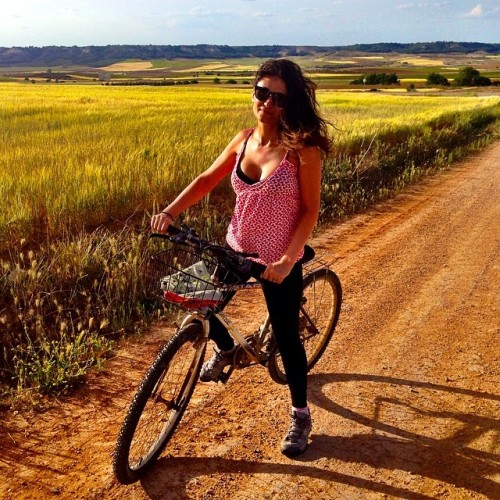 thejtoken:  Mi ciclista favorita #laguardia #bicycle #country #mtb (at La Guardia (Toledo))