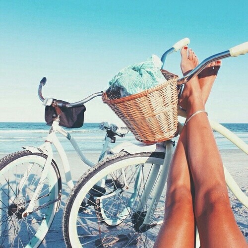 hot-coffee-cold-autumn:  Imagen vía We Heart It weheartit.com/entry/211273704 #bike #legs #ni