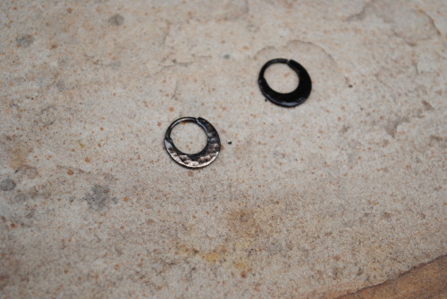 16g 5/16 Silver Hammered Blade.  Left is black rhodium, right is black ceramic.by Honeycomb Org