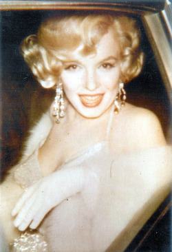 perfectlymarilynmonroe:  Marilyn Monroe on