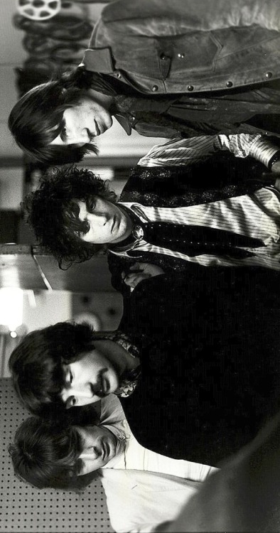 more-relics:   Pink Floyd  (BBC’s Radiophonic Workshops,Maida Vale Studios in London on oct.9 1967)  © Chris Walter  