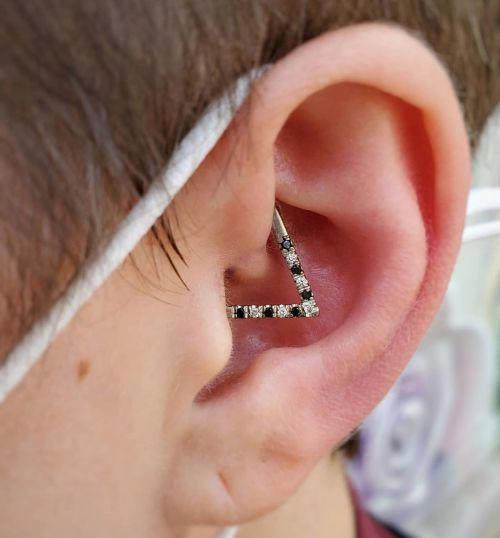 14k white gold, white & black diamond Athena ring looking classy in this fresh daith, done at @f