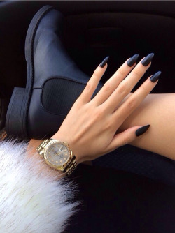the-story-behind-a-picture:  Nails💅Fashion🙅