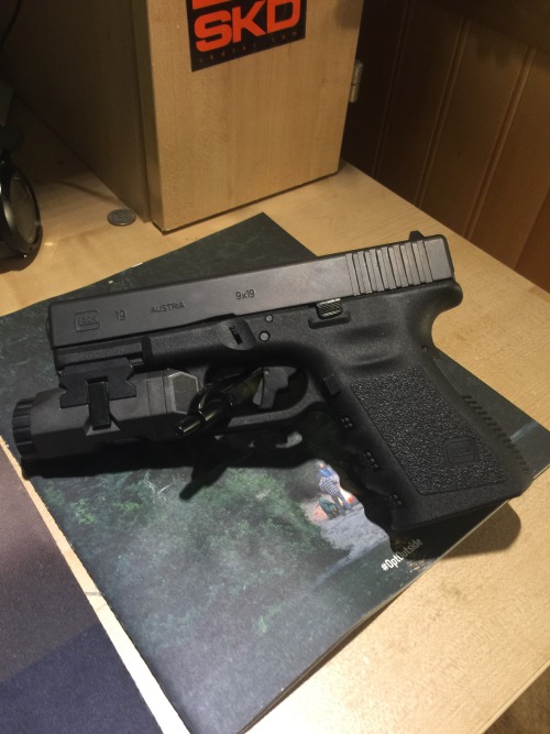 dommypls77:  I heard them SF boys are getting Glock 19s so I decided to get another Glock 19.