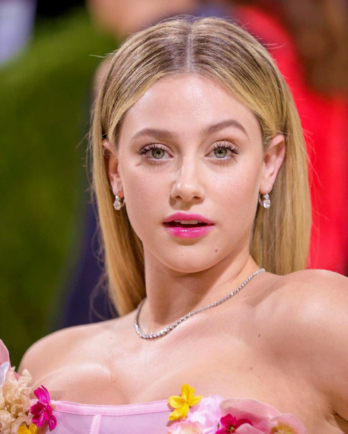 betty-coopers: LILI REINHARTMet Gala 2021 | In America: A Lexicon of Fashion