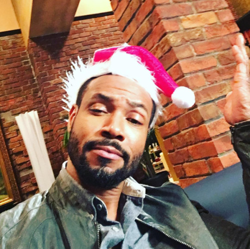 tmi-tv-show-news:shadowhunterstv: When opening to the front facing camera & @isaiahmustafa still