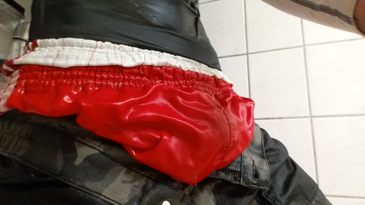 marcoumbro:  ikkeshinyadidas:  Mega GEIL 💦💪💦  Gefällt mir….duschen mit