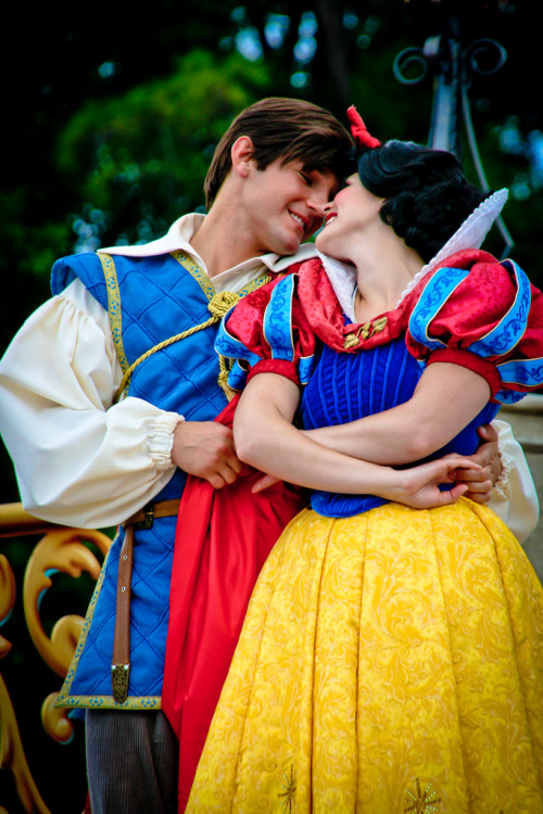 fuckyeahdisneyfacecharacters:Snow White and Prince by abelle2 on Flickr.