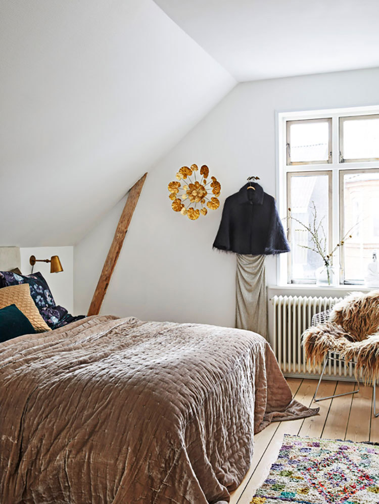 abismo-sideral:
“Beautiful country home with retro touches in Denmark
The interiors of this cottage in the Danish countryside were created over the years. The owners gradually added things that are dear to their hearts, such as various family...