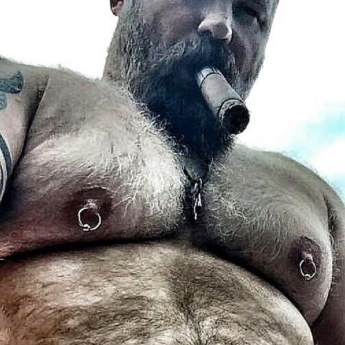 daddiesboy065: musclebaracigars: #cigarlife #cigarsnob #instacigar #cigarstagramwww.instagra