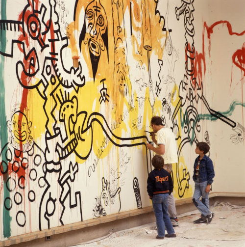twixnmix:Keith Haring painting a mural at theCranbrook Art Museum in Bloomfield Hills, Michigan, 198