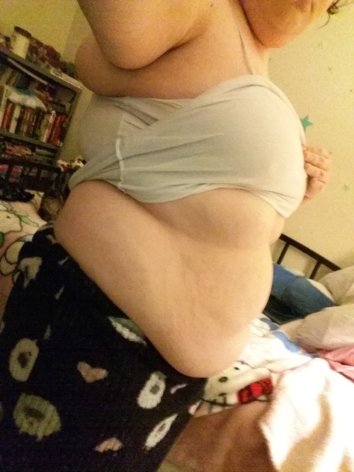 syralpanx:Belly pics! More belly pics! Some old, some new, bottom ones from my first stuffing!