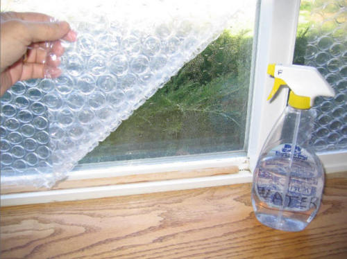 socalledunitedstates: Bubble Wrap Window Insulation This is a simple technique for insulating window