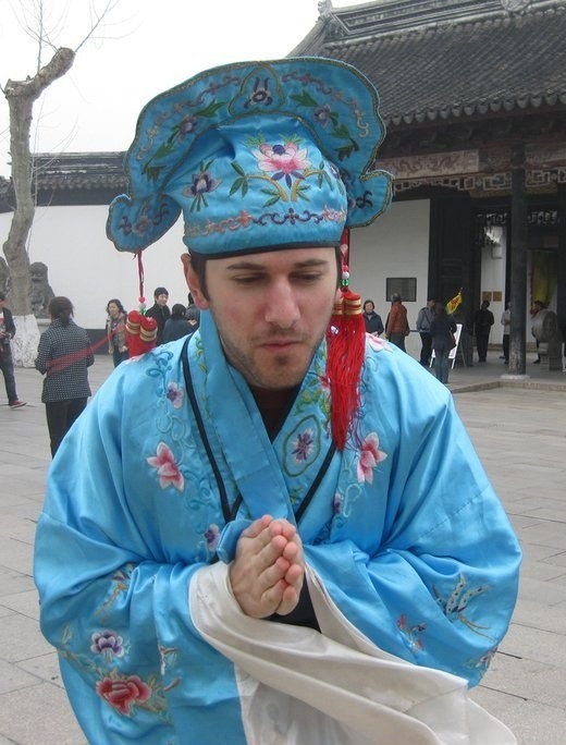 chudobs:  here’s barry in a kimono cus’ he’s a sweetheart 