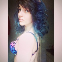 Wolfinforher:  Sexpixxxie:  Blue Hair Now!  The Way Your Hair Flicked Up In The Back