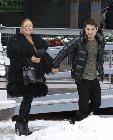 bigfootjpg: Mariah Carey happily legally glamorously buying marijuana in aspen Christmas