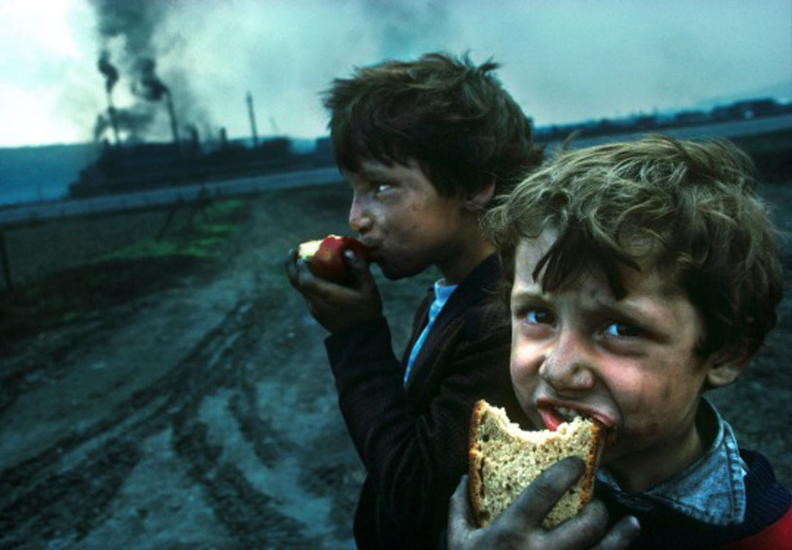 nitramar:  Copsa Mica, Romania, 1990. Photo by Vincent Leloup.“A plant producing