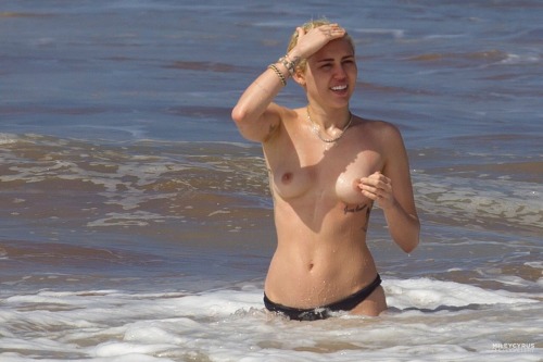 samk92:  Miley Cyrus topless