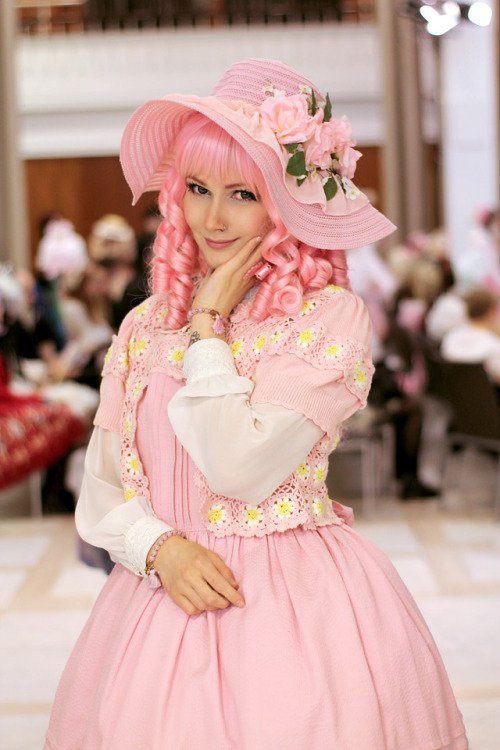 sasetar:  My Hellocon outfit, flowers and pink. ♡The theme of the main event was rose garden and I w