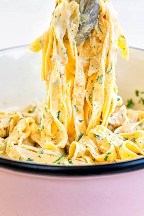 foodffs: CHICKEN ALFREDO – CREAMY CHICKEN PASTA  Follow for recipes Is this how you roll?