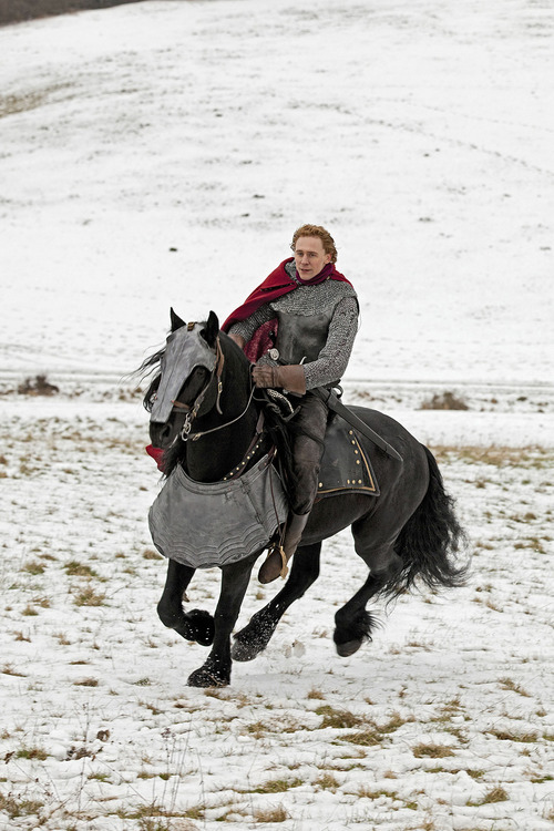 thetomhiddlestoneffect:  Hiddles on Horseback: The Series - The Black Horse The White