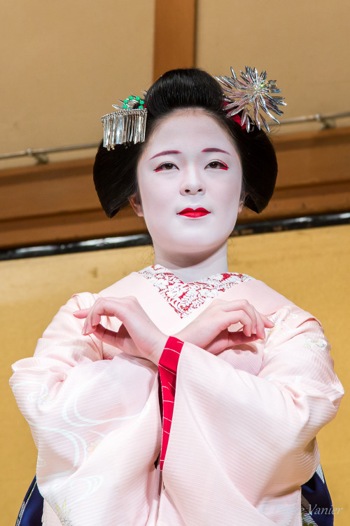 okiya: Maiko Katsuhina and Maiko Mameroku, Gion Kobu Japan 2013 P-7751 (by Pierre Vanier)