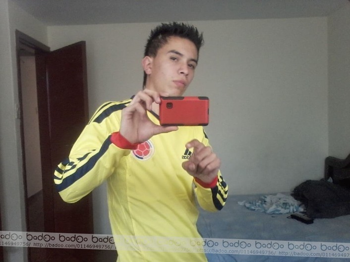 vergascolombianas:  Alex un macho hetero jovencito de la ciudad de Bogotá con una