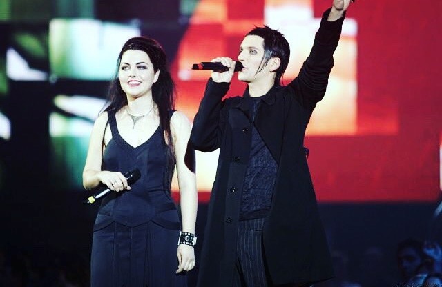 spacegh0sting:  Brian Molko and Amy Lee hosting the 2004 European Music Awards 