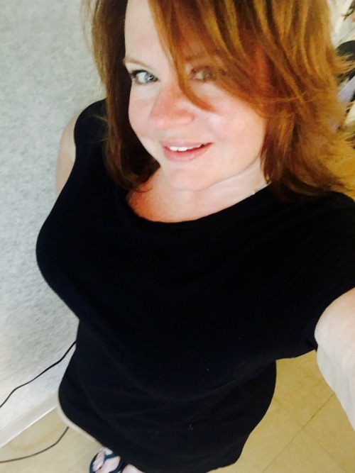 prettylilredhead: Wednesday work selfies! I feel good… Have an awesome day everyone Red