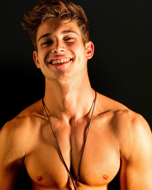 curious-n-college:  That boy’s smile!!