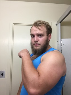 thegolougo:  umbranviking:  Got that arm-day pump  Beefy!