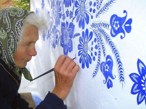 lesstalkmoreillustration:   Anežka (Agnes) Kašpárková   (via 90-Year-Old Czech Grandma Turns Small Village Into Her Art Gallery By Hand-Painting Flowers On Its Houses | Bored Panda)  
