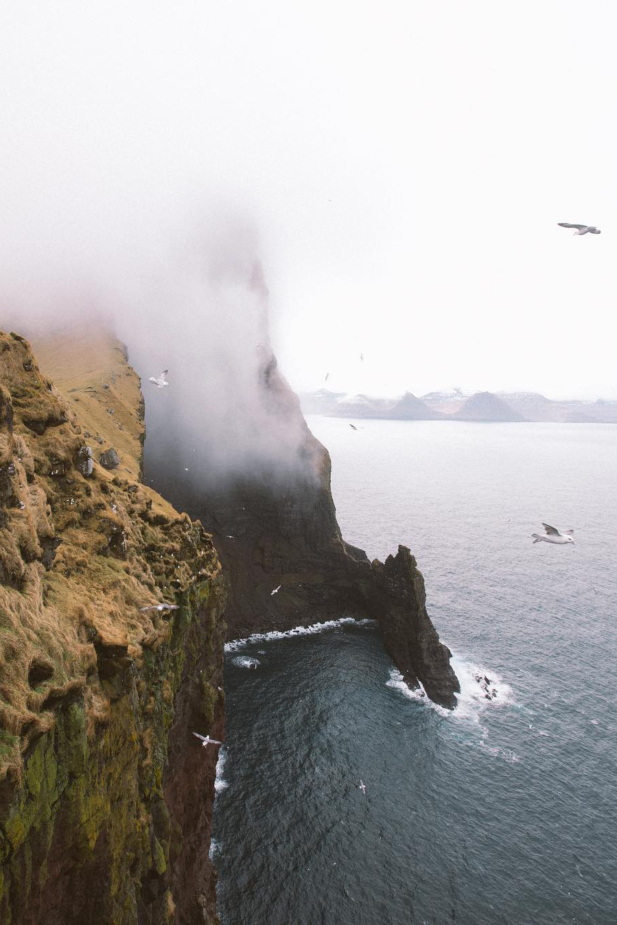 theencompassingworld:  banshy:  Untitled // Rob Strok    Explore The World Around