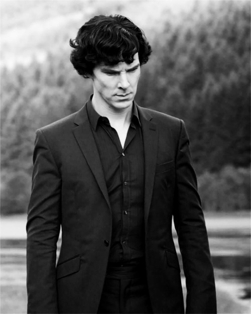 221b-carefulwhatyouwishfor: Byronic in black-on-black suit