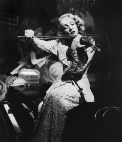 sala66: Marlene Dietrich en “Berlín Occidente”