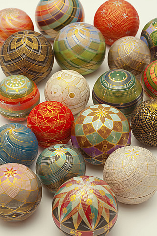 japaneseaesthetics:  Kirikane decorated balls by National Living Treasure of Japan as a Kirikane art